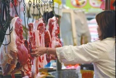 端午节香港猪肉卖到约百元/斤,这个地方还要排队买!广西发急电,防非要出“大招”了?